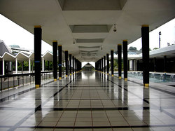 静かな国立回教寺院の廊下
