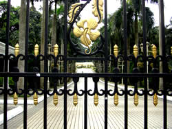 王宮への門